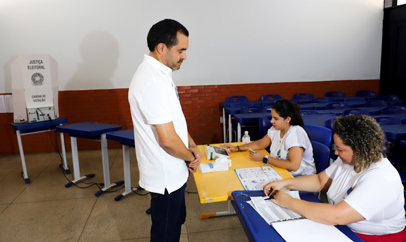 Governador Wanderlei Barbosa votou em Taquaruçu e destaca a importância de escolher os melhores represententantes